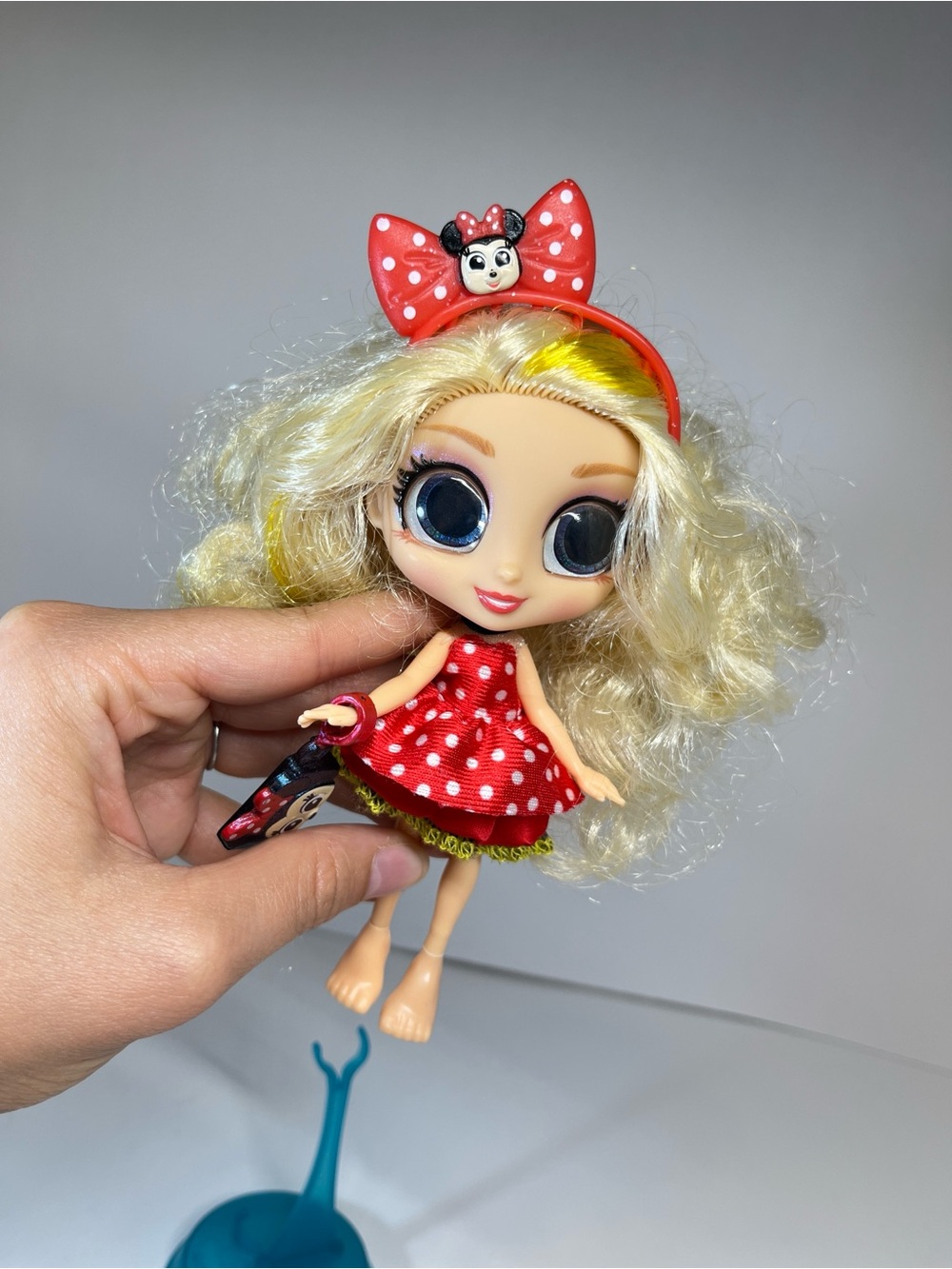 Disney Doorables Minnie Mouse Zoe Superfan Doll 2023 Adoorbs Classic Crew Chain - Picture 8 of 12